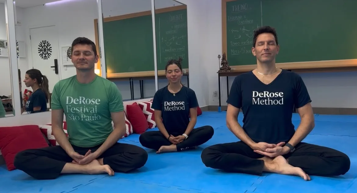 Pr&aacute;tica de medita&ccedil;&atilde;o na escola DeRose Method Morumbi