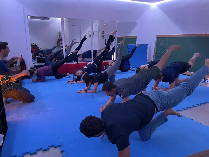 Aula em grupo na escola DeRose Method Morumbi